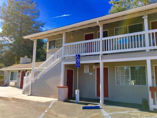 景觀, 加州蒙特利鵜鶘旅館 (Pelican Inn Monterey CA) in 蒙特雷市中心 景觀, 加州蒙特利鵜鶘旅館 (Pelican Inn Monterey CA) in 蒙特雷市中心