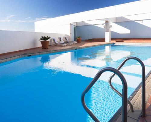 Swimming pool, Stamford Plaza Sydney Airport Hotel & Conference Centre in Sydney Airport Swimming pool, Stamford Plaza Sydney Airport Hotel & Conference Centre in Sydney Airport