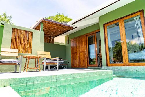 Swimming pool, Mae Ya Resort in Ao Leuk Bay Swimming pool, Mae Ya Resort in Ao Leuk Bay