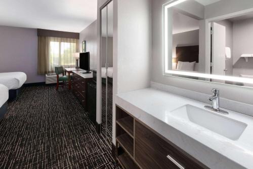חדר אמבטיה, La Quinta Inn by Wyndham Sheboygan in שבויגן(דבליו אי) חדר אמבטיה, La Quinta Inn by Wyndham Sheboygan in שבויגן(דבליו אי)