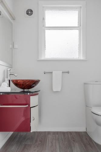 Bathroom, St Clair Heights Panoramic Views in West Dunedin Bathroom, St Clair Heights Panoramic Views in West Dunedin