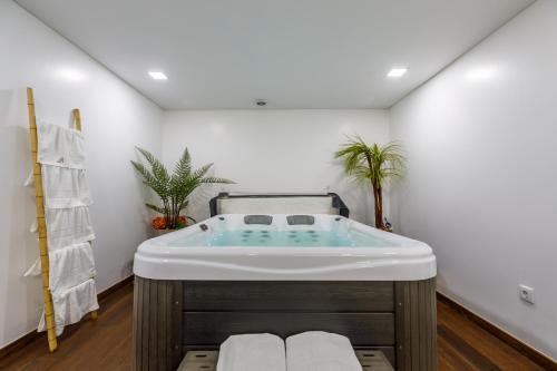 อ่างแช่น้ำร้อน, Deluxe Villa Home, Peace & Spa in กุยยาเบรว อ่างแช่น้ำร้อน, Deluxe Villa Home, Peace & Spa in กุยยาเบรว