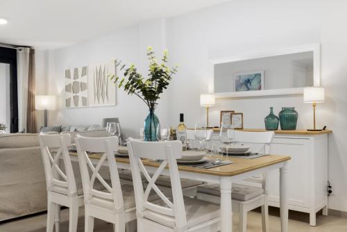 Fasiliti, Calanova 1 in La Cala de Mijas in Lagar Martel Fasiliti, Calanova 1 in La Cala de Mijas in Lagar Martel