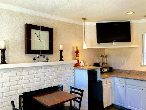 設施, 加州蒙特利鵜鶘旅館 (Pelican Inn Monterey CA) in 蒙特雷市中心 設施, 加州蒙特利鵜鶘旅館 (Pelican Inn Monterey CA) in 蒙特雷市中心