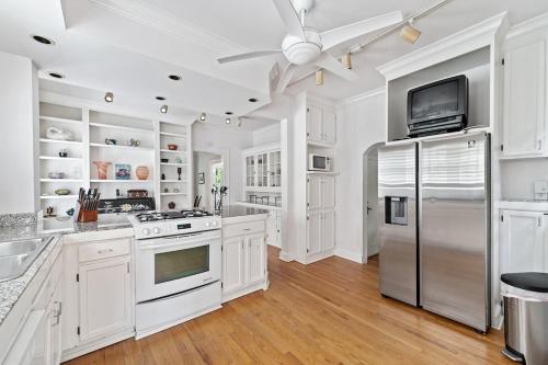 Kitchen, Spacious Family Haven - Emory Heritage Near CDC in Emory Kitchen, Spacious Family Haven - Emory Heritage Near CDC in Emory