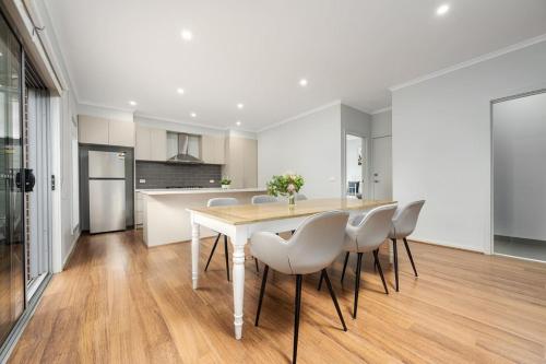 Charming Modern Mountain View Townhouse in Ferntree Gully Charming Modern Mountain View Townhouse in Ferntree Gully