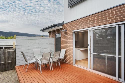 Charming Modern Mountain View Townhouse in Ferntree Gully Charming Modern Mountain View Townhouse in Ferntree Gully