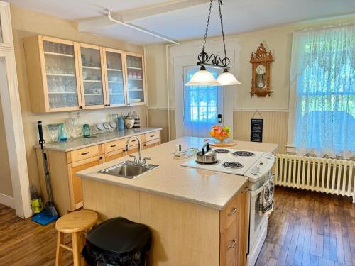 Berkshire Retreat Grand Home with Hot Tub and Large Yard, 5 mins from Jiminy Peak in Hancock (MA) Berkshire Retreat Grand Home with Hot Tub and Large Yard, 5 mins from Jiminy Peak in Hancock (MA)