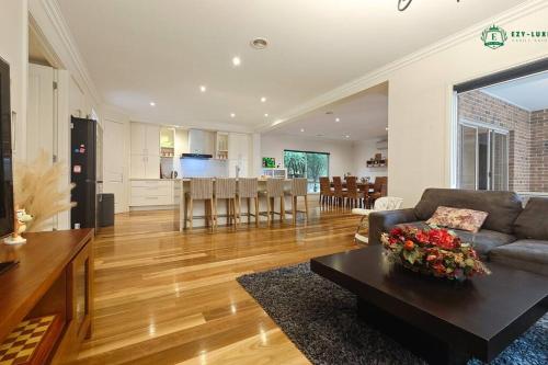 Balwyn Luxury 5BR Mansion with Cinema & BBQ in Balwyn Balwyn Luxury 5BR Mansion with Cinema & BBQ in Balwyn