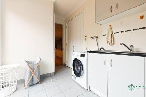 Balwyn Luxury 5BR Mansion with Cinema & BBQ in Balwyn Balwyn Luxury 5BR Mansion with Cinema & BBQ in Balwyn