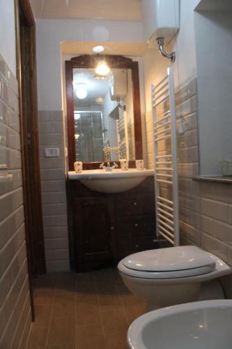 Bathroom, Il Tomolo in Agnone Bathroom, Il Tomolo in Agnone