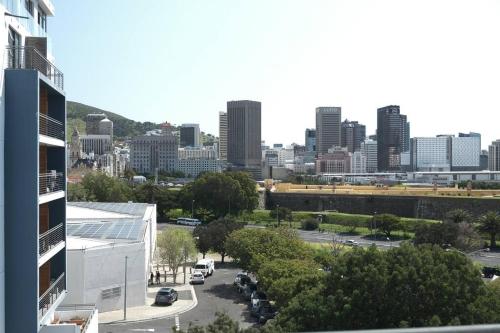 Chic 1-Bedroom Retreat with Mountain Views