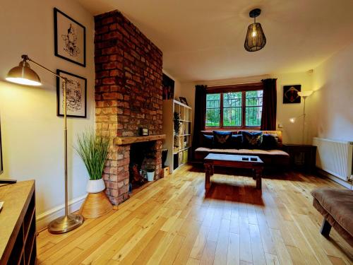 Detached house with gated parking in Whalley Range in Manchester Detached house with gated parking in Whalley Range in Manchester
