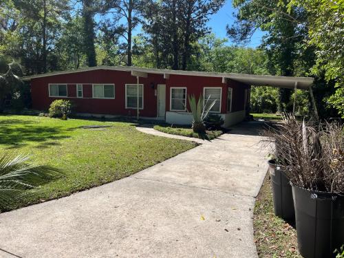 New Renovated Peaceful Home mile to UF