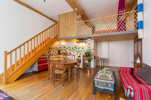 beau canut à côté du gros cailloux