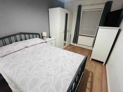 Immaculate 2 bed flat with free parking!