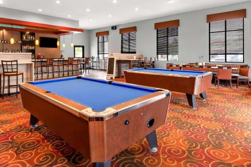 酒吧/高級酒吧, 貝斯特韋斯特薩路基旅館 (Best Western Saluki Inn) in 卡本代爾 酒吧/高級酒吧, 貝斯特韋斯特薩路基旅館 (Best Western Saluki Inn) in 卡本代爾