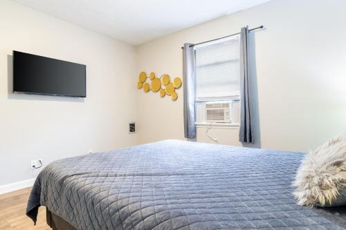 Charming 2 Bedroom Condo in Nashville with Free Parking