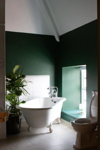 Facilities, Hill House Lodge sleeps 6 Overlooking the rock of Cashel in Cashel Facilities, Hill House Lodge sleeps 6 Overlooking the rock of Cashel in Cashel