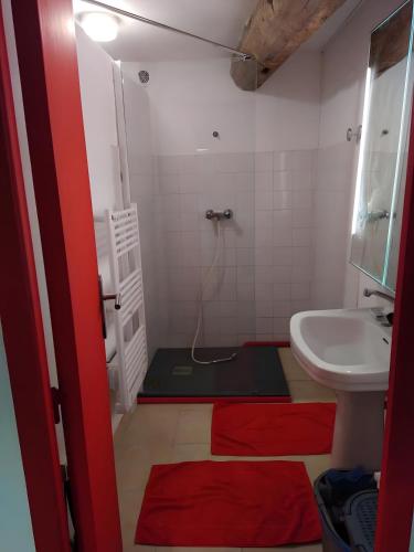 Kamar Mandi, Maison Dans les Pyrénées audoises (Maison Dans les Pyrenees audoises) in Roquefeuil Kamar Mandi, Maison Dans les Pyrénées audoises (Maison Dans les Pyrenees audoises) in Roquefeuil