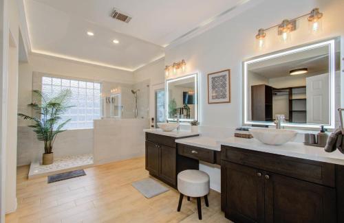 Big Texas Living - Spacious 5-BD with Pool in Cypress Big Texas Living - Spacious 5-BD with Pool in Cypress