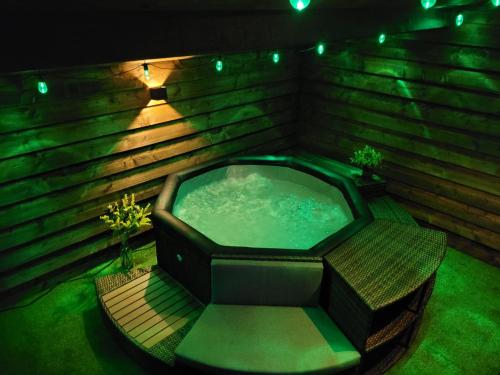 Hot tub, Gite Piscine SPA proche Bordeaux in Lugon-et-l'Ile-du-Carnay Hot tub, Gite Piscine SPA proche Bordeaux in Lugon-et-l'Ile-du-Carnay