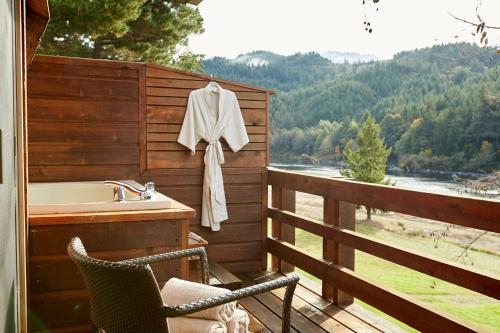 Tu Tu'Tun Lodge in Gold Beach (OR) Tu Tu'Tun Lodge in Gold Beach (OR)