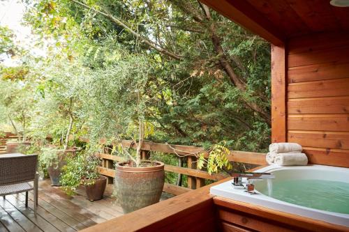 Tu Tu'Tun Lodge in Gold Beach (OR) Tu Tu'Tun Lodge in Gold Beach (OR)