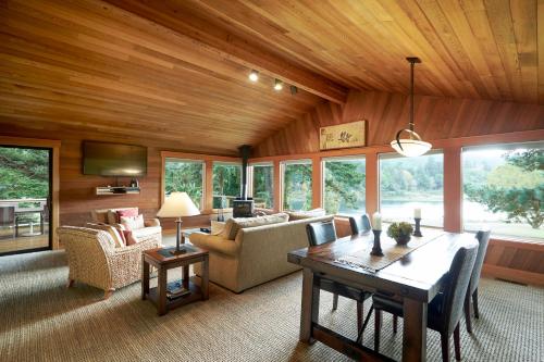 Tu Tu'Tun Lodge in Gold Beach (OR) Tu Tu'Tun Lodge in Gold Beach (OR)