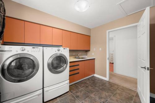 Kings Wee Castle 6BR Serene Luxury Family Retreat in Bancroft (ON) Kings Wee Castle 6BR Serene Luxury Family Retreat in Bancroft (ON)