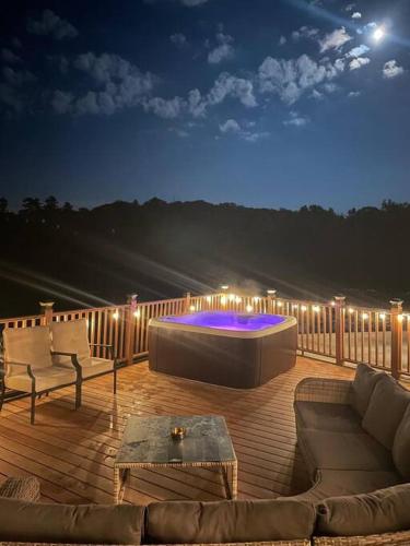 Kings Wee Castle 6BR Serene Luxury Family Retreat in Bancroft (ON) Kings Wee Castle 6BR Serene Luxury Family Retreat in Bancroft (ON)