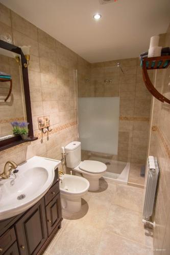 Bathroom, Apartamentos Turisticos Rio Gallego in Ayerbe Bathroom, Apartamentos Turisticos Rio Gallego in Ayerbe
