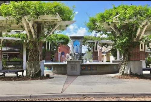 StylishAptWtrGrdnOppLake&Prk&Yrd in Winter Garden StylishAptWtrGrdnOppLake&Prk&Yrd in Winter Garden