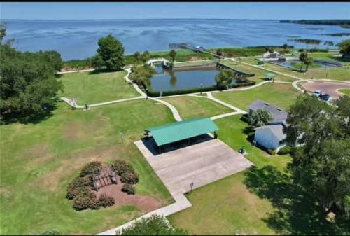 StylishAptWtrGrdnOppLake&Prk&Yrd in Winter Garden StylishAptWtrGrdnOppLake&Prk&Yrd in Winter Garden