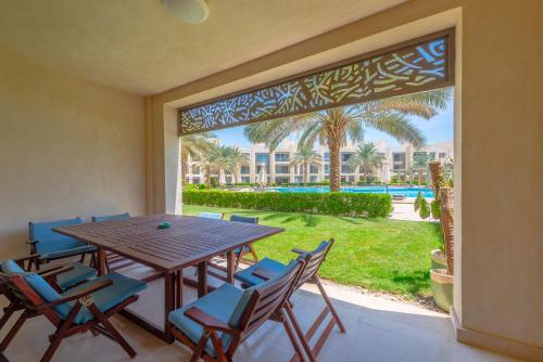 Elegant apartment with pool and beach access