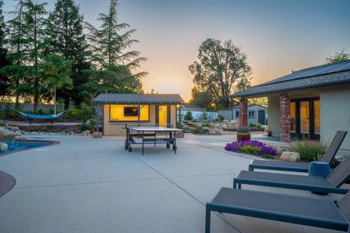 設施, Casteel - 4,500 sq-ft retreat with a pool and hot tub in the middle of wine country! in 坦普爾頓(CA) 設施, Casteel - 4,500 sq-ft retreat with a pool and hot tub in the middle of wine country! in 坦普爾頓(CA)