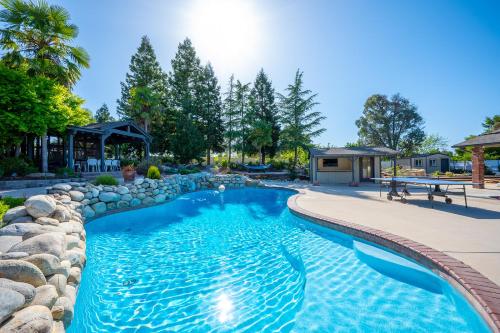 游泳池, Casteel - 4,500 sq-ft retreat with a pool and hot tub in the middle of wine country! in 坦普爾頓(CA) 游泳池, Casteel - 4,500 sq-ft retreat with a pool and hot tub in the middle of wine country! in 坦普爾頓(CA)
