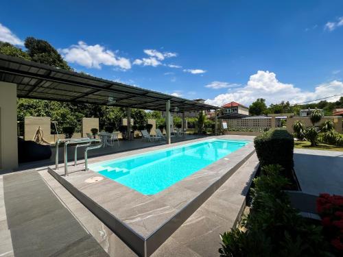 Swimming pool, Tachang Airport Hotel in Hat Yai International Airport Swimming pool, Tachang Airport Hotel in Hat Yai International Airport