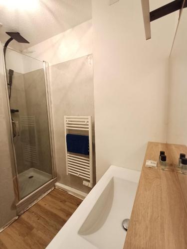 T3 proche gare, 2chs, 3lits, wifi, parking in Agen City Center T3 proche gare, 2chs, 3lits, wifi, parking in Agen City Center