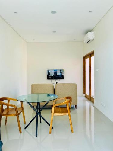 salon détente/TV commun, Maison avec 2 chambre(s) de 100 m² et 1 salle(s) de bains privée(s) à Praya (Tio Homestay) in Praya salon détente/TV commun, Maison avec 2 chambre(s) de 100 m² et 1 salle(s) de bains privée(s) à Praya (Tio Homestay) in Praya