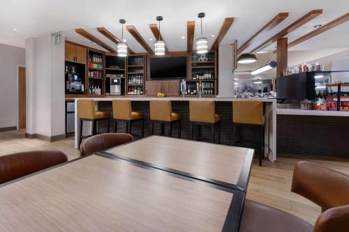 Bar/Lounge, Hyatt Place Flagstaff near Thorpe Park Bar/Lounge, Hyatt Place Flagstaff near Thorpe Park