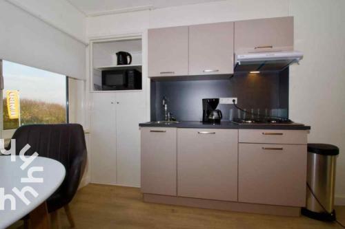 Kitchen, Knus appartement onderaan de duinen van Zoutelande in Zoutelande Kitchen, Knus appartement onderaan de duinen van Zoutelande in Zoutelande