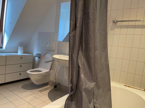 Kleinmachnow Schlafzimmer mit Schreibtisch und Bad im Flur in Kleinmachnow Kleinmachnow Schlafzimmer mit Schreibtisch und Bad im Flur in Kleinmachnow
