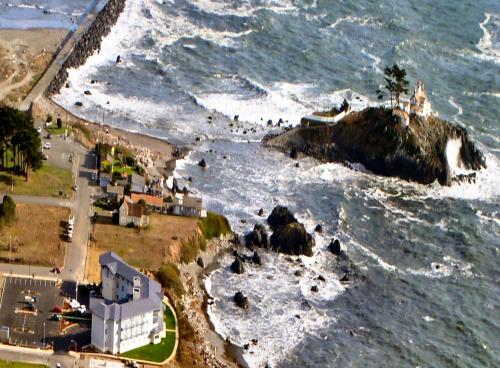 Beach, Oceanfront Lodge in Crescent City (CA) Beach, Oceanfront Lodge in Crescent City (CA)