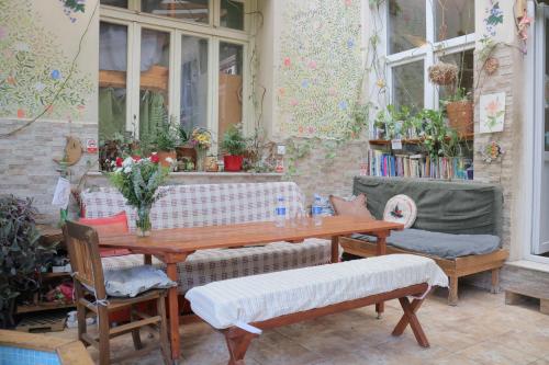 LOTUS GARDEN HOSTEL in İzmir Şehir Merkezi LOTUS GARDEN HOSTEL in İzmir Şehir Merkezi