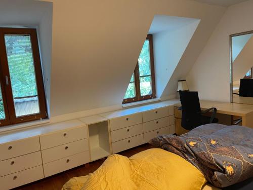 Kleinmachnow Schlafzimmer mit Schreibtisch und Bad im Flur in Kleinmachnow Kleinmachnow Schlafzimmer mit Schreibtisch und Bad im Flur in Kleinmachnow