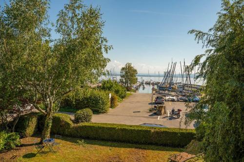 Villa Azur au bord du lac in Bevaix Villa Azur au bord du lac in Bevaix