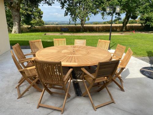 Uitzicht, CALME et DETENTE en famille ou entre amis in Ducey Uitzicht, CALME et DETENTE en famille ou entre amis in Ducey