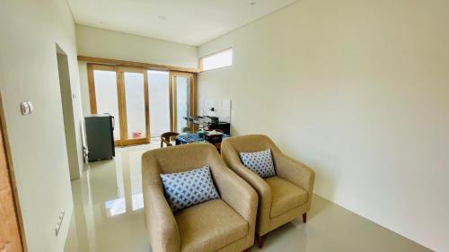 salon détente/TV commun, Maison avec 2 chambre(s) de 100 m² et 1 salle(s) de bains privée(s) à Praya (Tio Homestay) in Praya salon détente/TV commun, Maison avec 2 chambre(s) de 100 m² et 1 salle(s) de bains privée(s) à Praya (Tio Homestay) in Praya