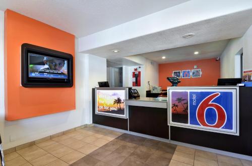 ล็อบบี้, Motel 6 Big Bear Lake, CA in บิกแบร์เลค (CA) ล็อบบี้, Motel 6 Big Bear Lake, CA in บิกแบร์เลค (CA)